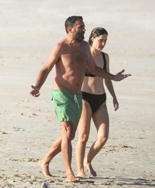 Rose Byrne and Bobby Cannavale at Wategos Beach in Byron Bay 2020/10/22 12