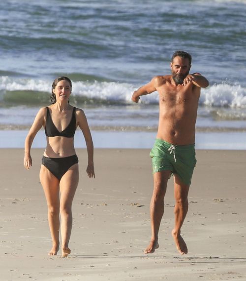 Rose Byrne and Bobby Cannavale at Wategos Beach in Byron Bay 2020/10/22