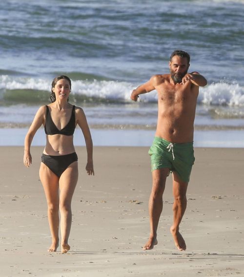 Rose Byrne and Bobby Cannavale at Wategos Beach in Byron Bay 2020/10/22 14