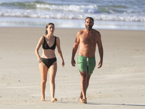 Rose Byrne and Bobby Cannavale at Wategos Beach in Byron Bay 2020/10/22 15