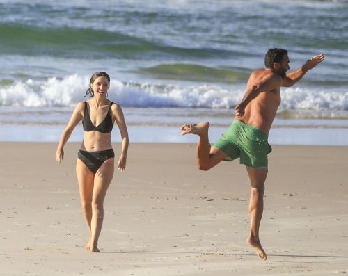 Rose Byrne and Bobby Cannavale at Wategos Beach in Byron Bay 2020/10/22 16