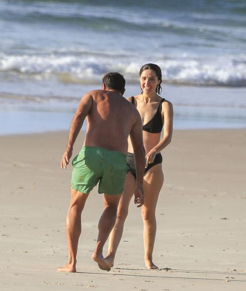 Rose Byrne and Bobby Cannavale at Wategos Beach in Byron Bay 2020/10/22 19