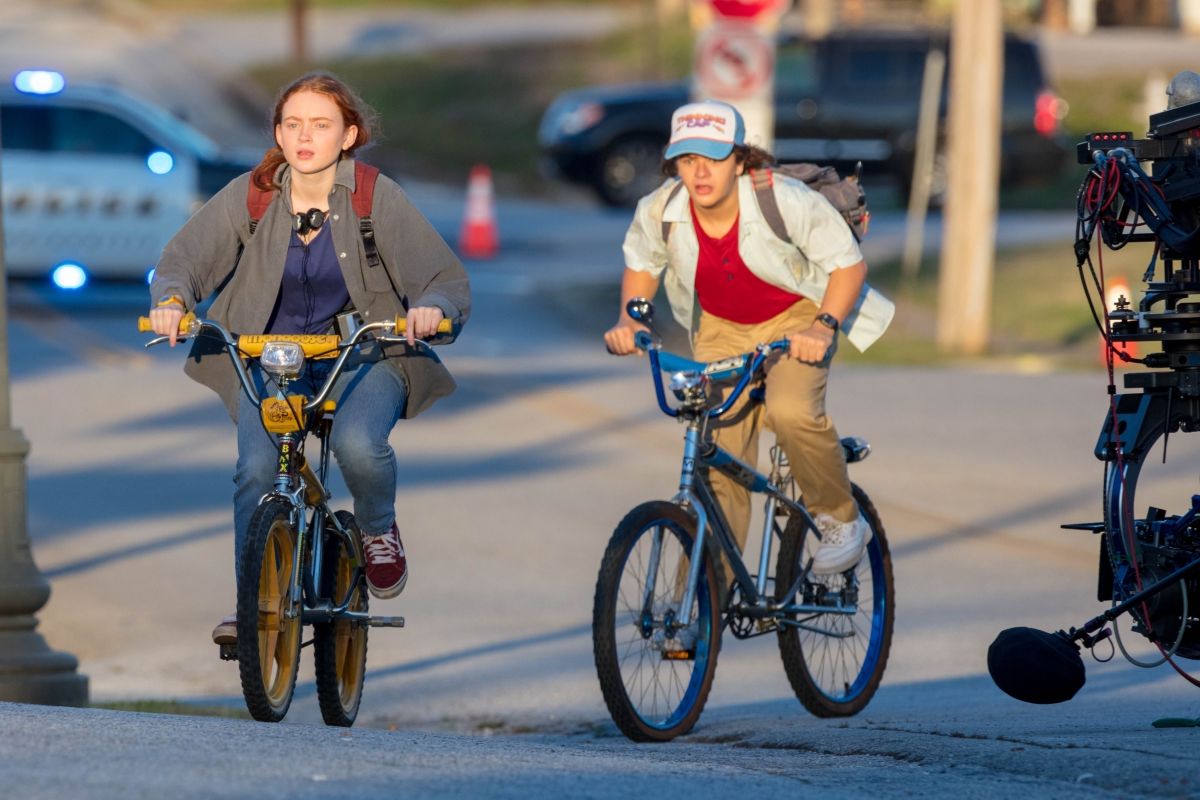 Sadie Sink and Gaten Matarazzo on the Set of Stranger Things, Season 4 in Atlanta 2020/10/20