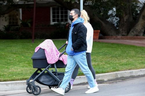 Sophie Turner and Joe Jonas Out with Daughter Willa in Los Angeles 11/27/2020 5