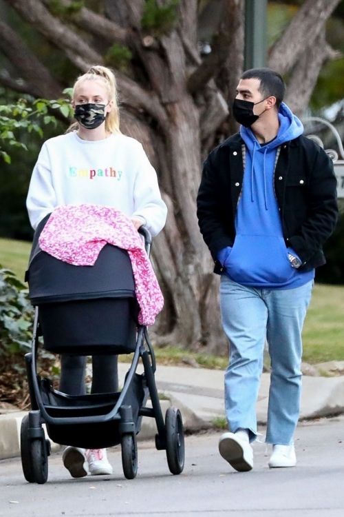 Sophie Turner and Joe Jonas Out with Daughter Willa in Los Angeles 11/27/2020 7
