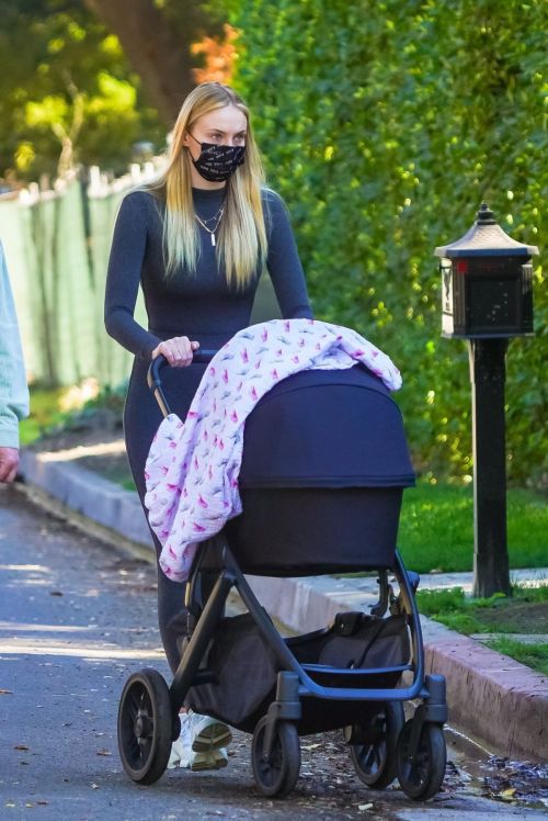 Sophie Turner and Joe Jonas Out with Their Daughter Willa in Los Angeles 2020/11/16 3