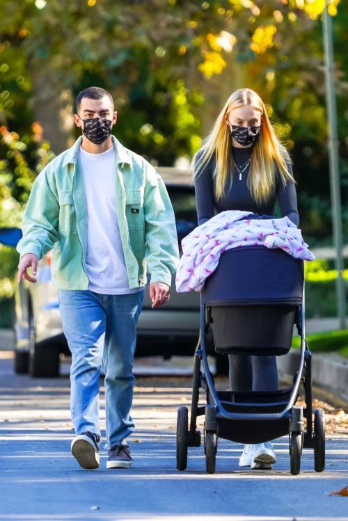 Sophie Turner and Joe Jonas Out with Their Daughter Willa in Los Angeles 2020/11/16 7