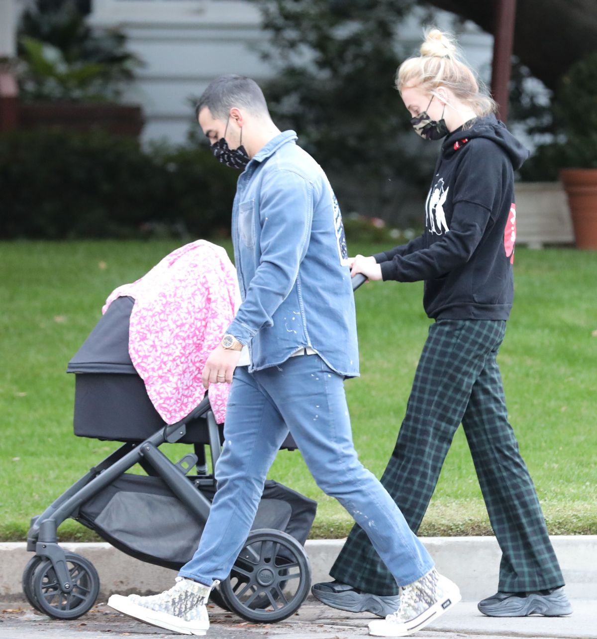 Sophie Turner and Joe Jonas Out with Their Daughter Willa in Los Angeles 2020/11/22