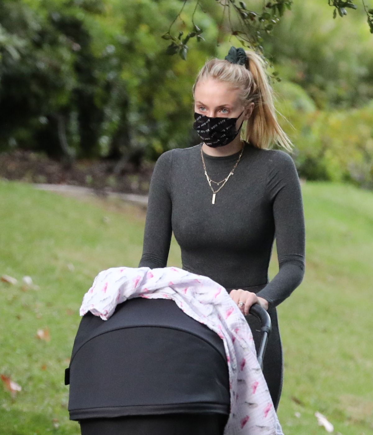 Sophie Turner Out with Her Daughter in Los Angeles 2020/11/16