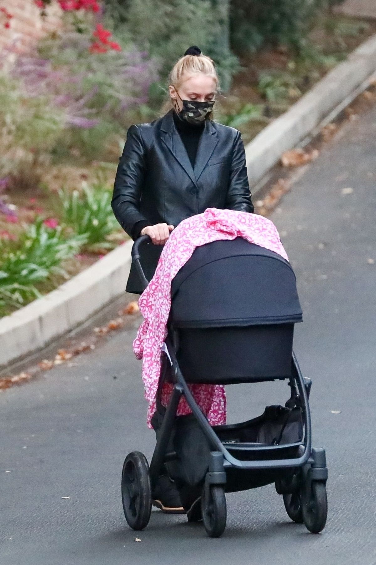 Sophie Turner Out with Her Daughter in Los Angeles 2020/11/23