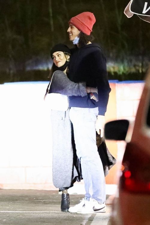 Vanessa Hudgens and Cole Tucker Out for Dinner in Los Angeles 2020/11/22