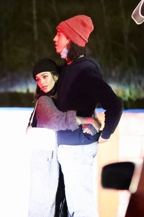 Vanessa Hudgens and Cole Tucker Out for Dinner in Los Angeles 2020/11/22 1
