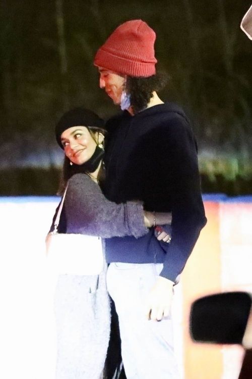 Vanessa Hudgens and Cole Tucker Out for Dinner in Los Angeles 2020/11/22 8