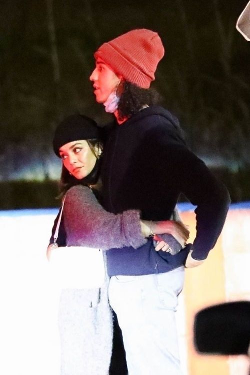 Vanessa Hudgens and Cole Tucker Out for Dinner in Los Angeles 2020/11/22 9