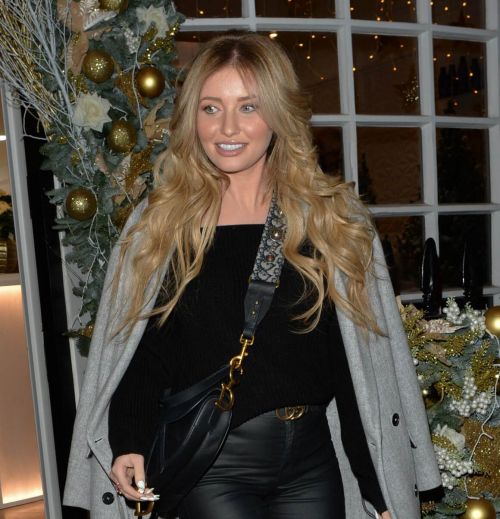 Amy Hart Leaves Richy Hair Salon in Knightsbridge 12/02/2020 1