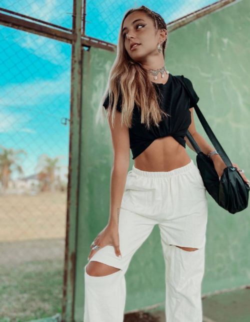 Angeles Watters in Show off her Abs in Short Top and White Pants Photos 12/03/2020 3