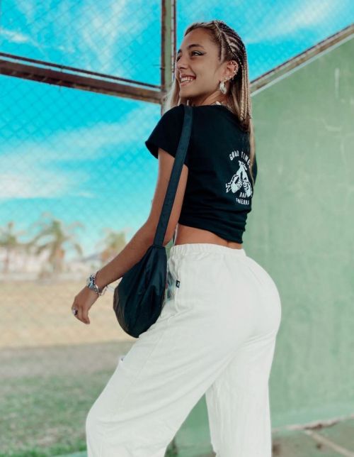 Angeles Watters in Show off her Abs in Short Top and White Pants Photos 12/03/2020 4