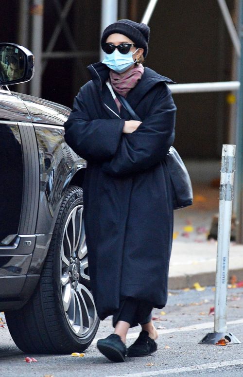 Ashley Olsen om Long Overcoat Out and About in New York 11/29/2020