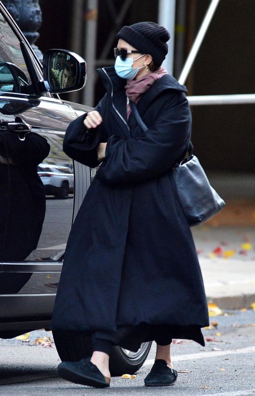 Ashley Olsen om Long Overcoat Out and About in New York 11/29/2020 3