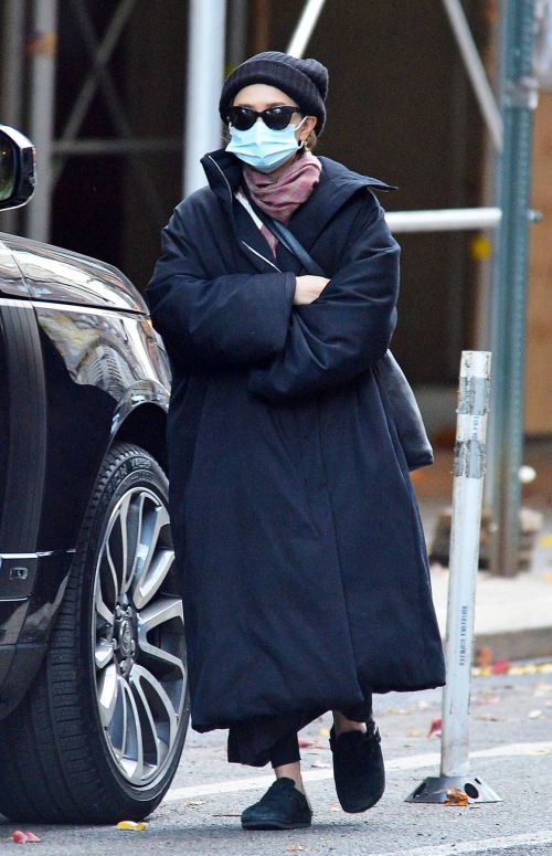 Ashley Olsen om Long Overcoat Out and About in New York 11/29/2020 6