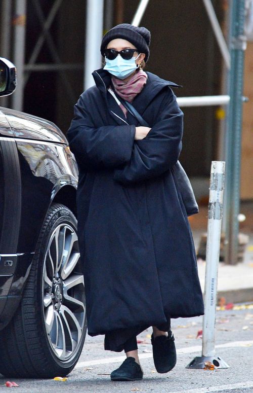 Ashley Olsen om Long Overcoat Out and About in New York 11/29/2020 4