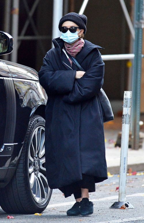 Ashley Olsen om Long Overcoat Out and About in New York 11/29/2020 7