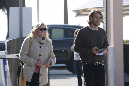 Chelsea Handler Out for Lunch at Blue Plate Oysterette in Santa Monica 11/24/2020