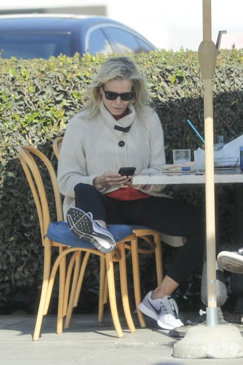 Chelsea Handler Out for Lunch at Blue Plate Oysterette in Santa Monica 11/24/2020 1