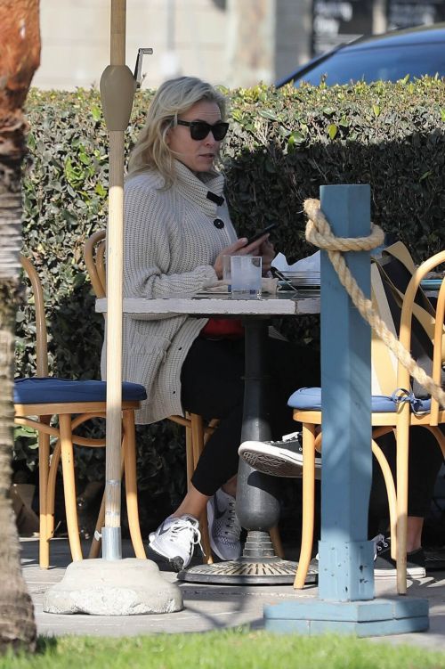 Chelsea Handler Out for Lunch at Blue Plate Oysterette in Santa Monica 11/24/2020 2