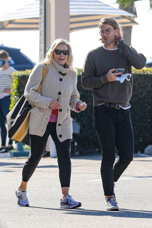 Chelsea Handler Out for Lunch at Blue Plate Oysterette in Santa Monica 11/24/2020 4