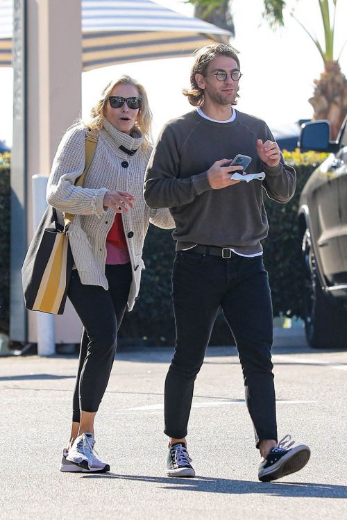 Chelsea Handler Out for Lunch at Blue Plate Oysterette in Santa Monica 11/24/2020 5