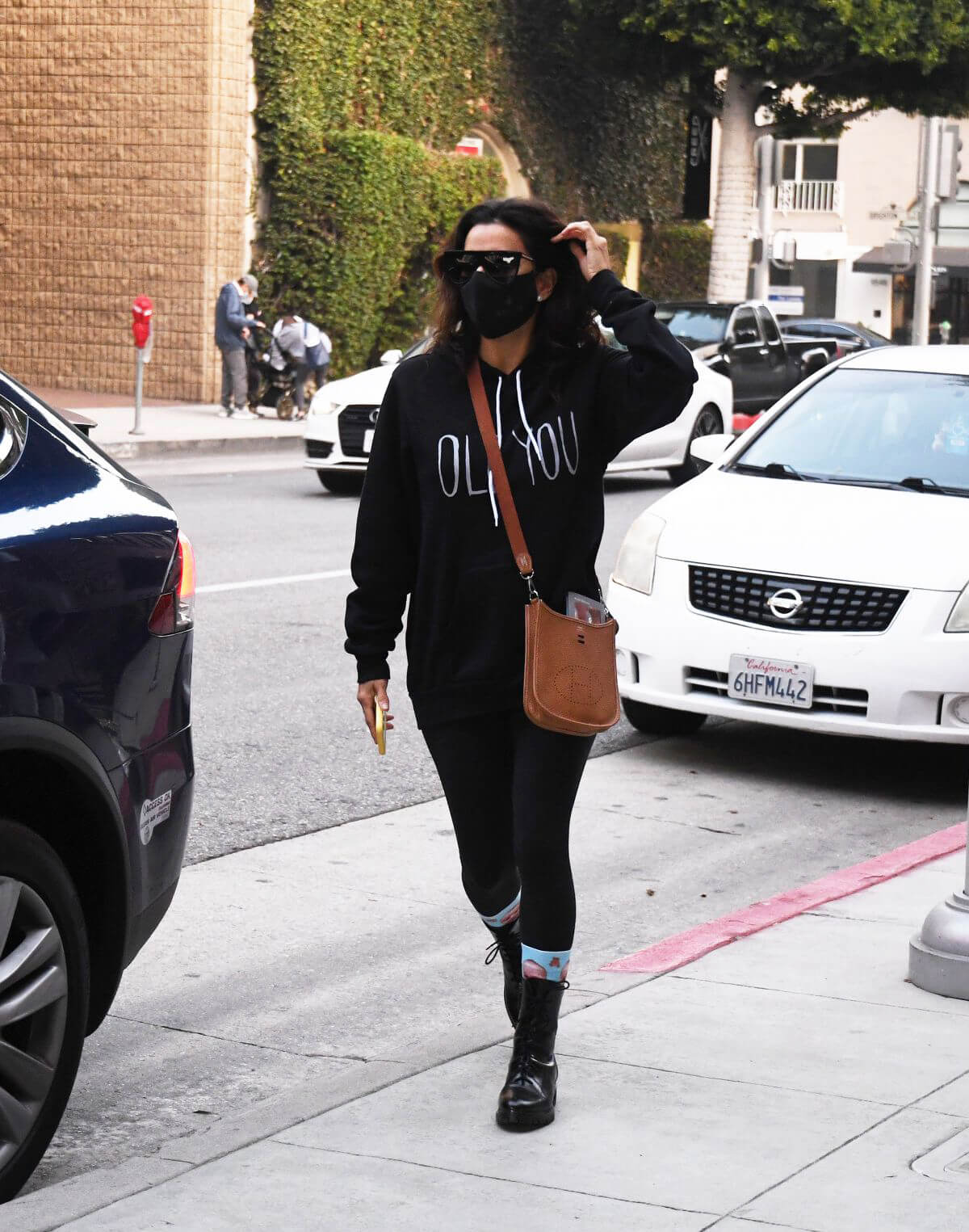 Eva Longoria seen Black Outfit and Wearing a Mask Out in Los Angeles 11/23/2020 1