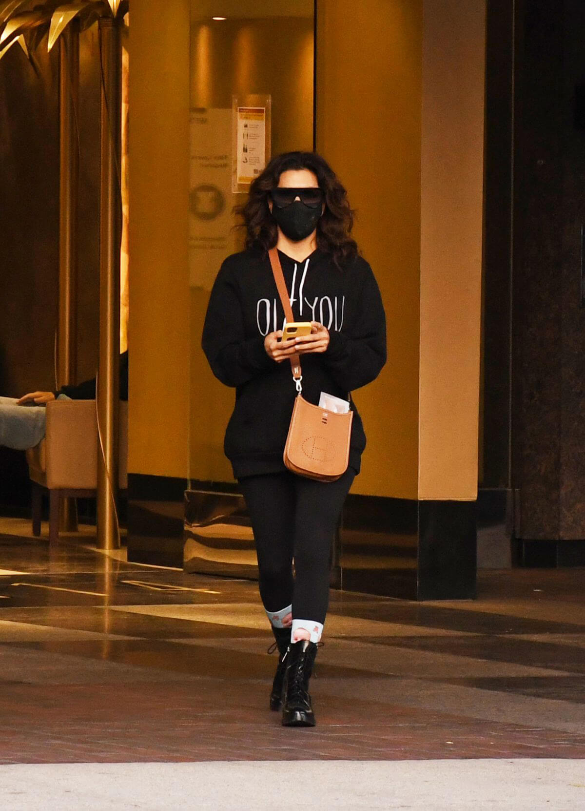 Eva Longoria seen Black Outfit and Wearing a Mask Out in Los Angeles 11/23/2020 6
