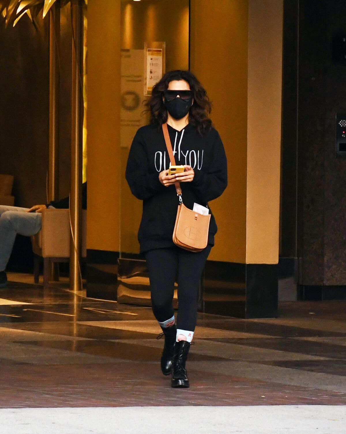 Eva Longoria seen Black Outfit and Wearing a Mask Out in Los Angeles 11/23/2020 7