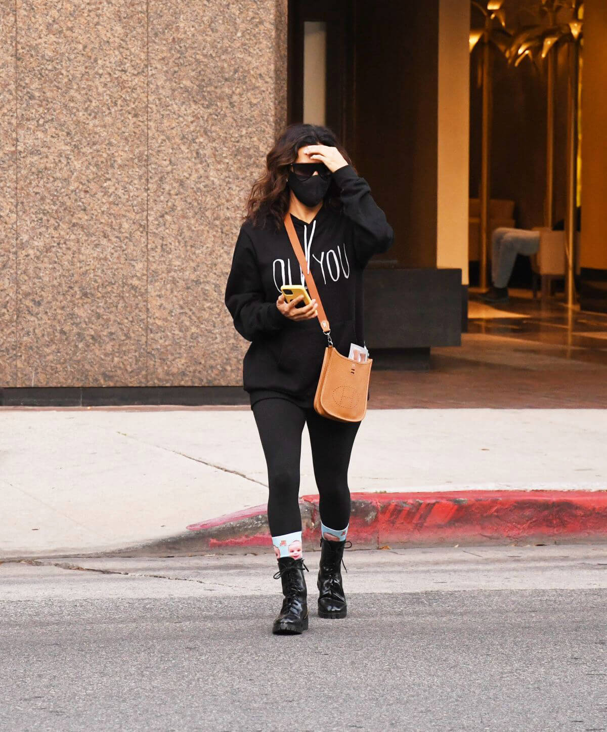 Eva Longoria seen Black Outfit and Wearing a Mask Out in Los Angeles 11/23/2020 8