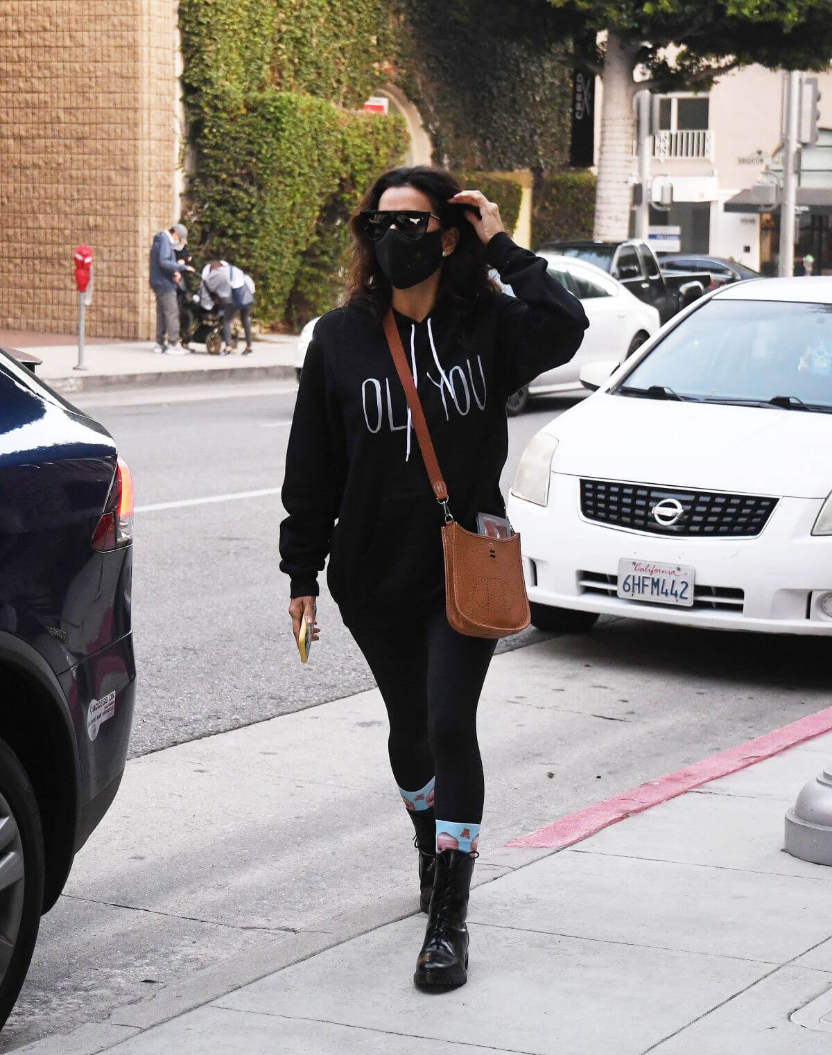 Eva Longoria seen Black Outfit and Wearing a Mask Out in Los Angeles 11/23/2020 9
