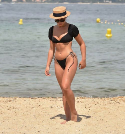 Francesca Allen in Bikini on the Beach in Dubai 11/25/2020 7