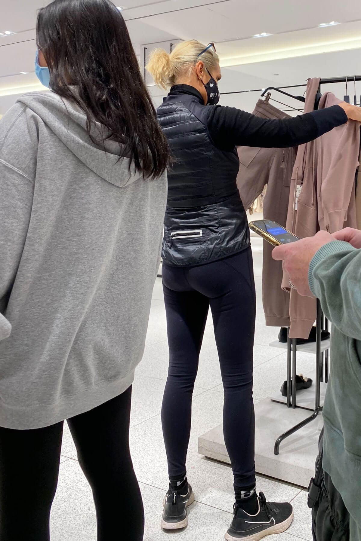 Gigi and Yolanda Hadid Shopping at Zara Store in King of Prussia in Pennsylvania 11/24/2020