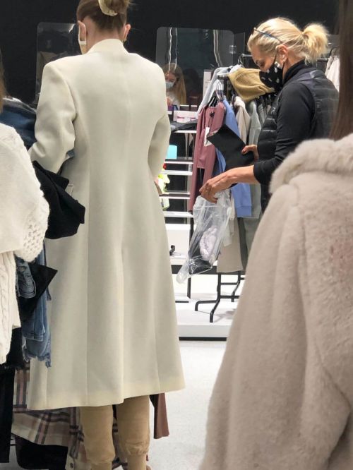 Gigi and Yolanda Hadid Shopping at Zara Store in King of Prussia in Pennsylvania 11/24/2020 1