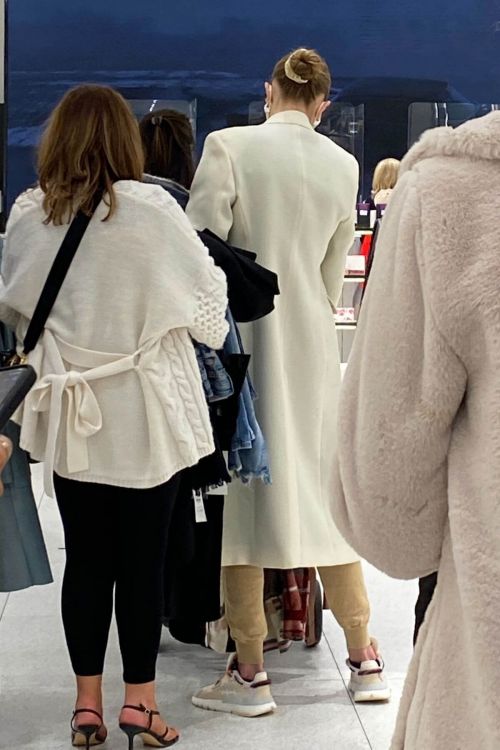 Gigi and Yolanda Hadid Shopping at Zara Store in King of Prussia in Pennsylvania 11/24/2020 2