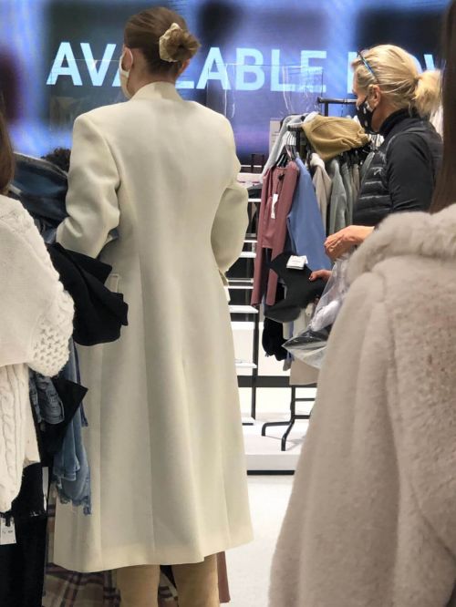 Gigi and Yolanda Hadid Shopping at Zara Store in King of Prussia in Pennsylvania 11/24/2020 3