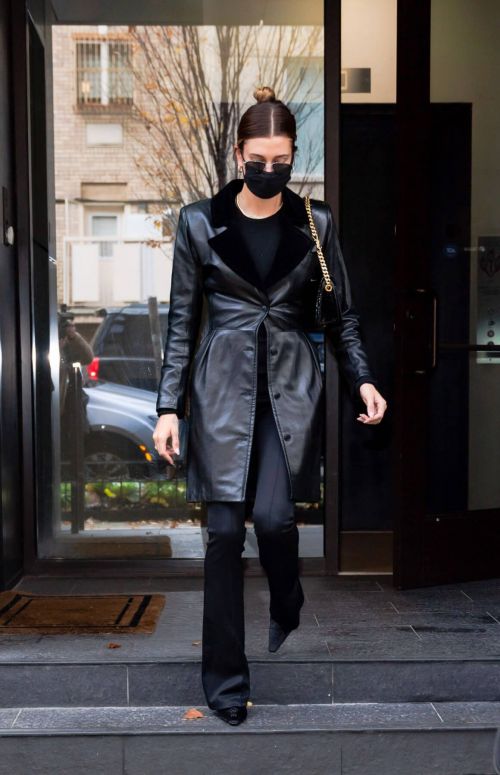 Hailey Baldwin seen in Fully Black Outfit goes for Her Apartment in New York 12/01/2020