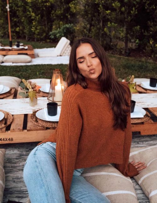 Helen Owen seen Hight Neck Top with Long Boots Photos 12/01/2020 1