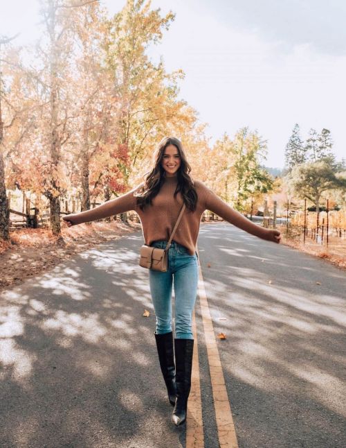 Helen Owen seen Hight Neck Top with Long Boots Photos 12/01/2020 3