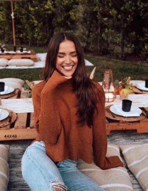 Helen Owen seen Hight Neck Top with Long Boots Photos 12/01/2020 5