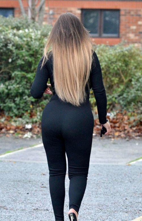 Holly Henderson flashes her cleavages in black Outfit out for Brunch 12/04/2020 1