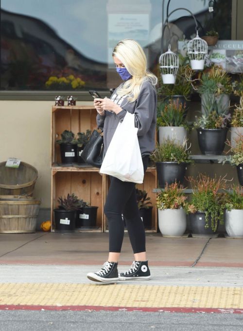 Holly Madison in Sweatshirt with Tights Out Shopping in Los Angeles 11/22/2020 2