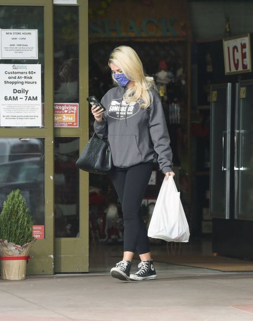 Holly Madison in Sweatshirt with Tights Out Shopping in Los Angeles 11/22/2020 3