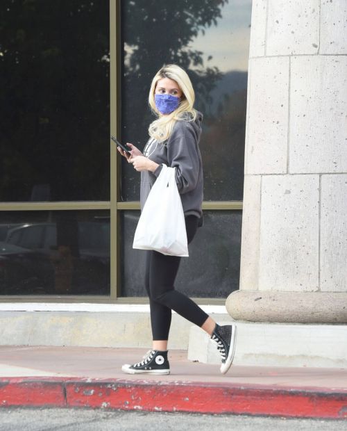 Holly Madison in Sweatshirt with Tights Out Shopping in Los Angeles 11/22/2020 5