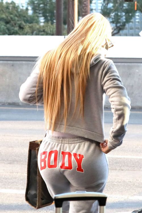 Iggy Azalea seen in BODY Grey Track paints at Los Angeles International Airport 11/25/2020 4